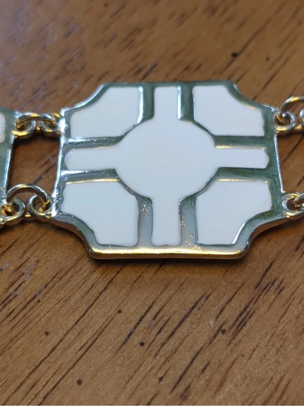 Elegant Bracelet with geometric design in white enamel and gold trim